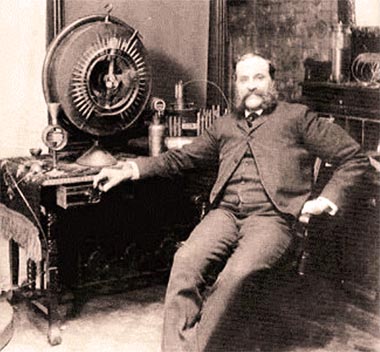 John Worrell Keely davanti al motore a vibrazione animica di sua invenzione