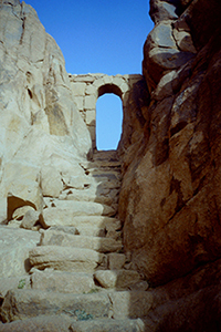 3.700 scalini in pietra tra la Cima di Mosè e il Monastero