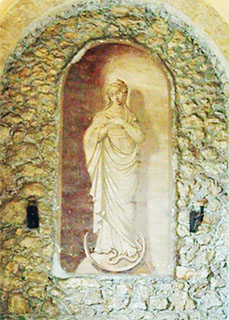 Veroli, Basilica di Sant’Erasmo Vergine con falce di Luna e serpente ai suoi piedi